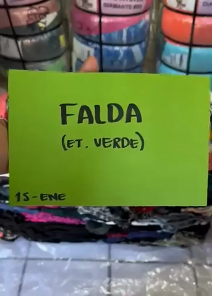Etiqueta verde con el nombre de la paca de faldas